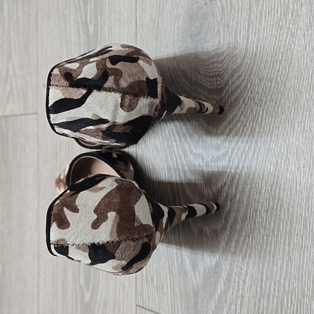 Betsy Johnson Printed Cow Hair Heels size 9.5 - Picture 5 of 10